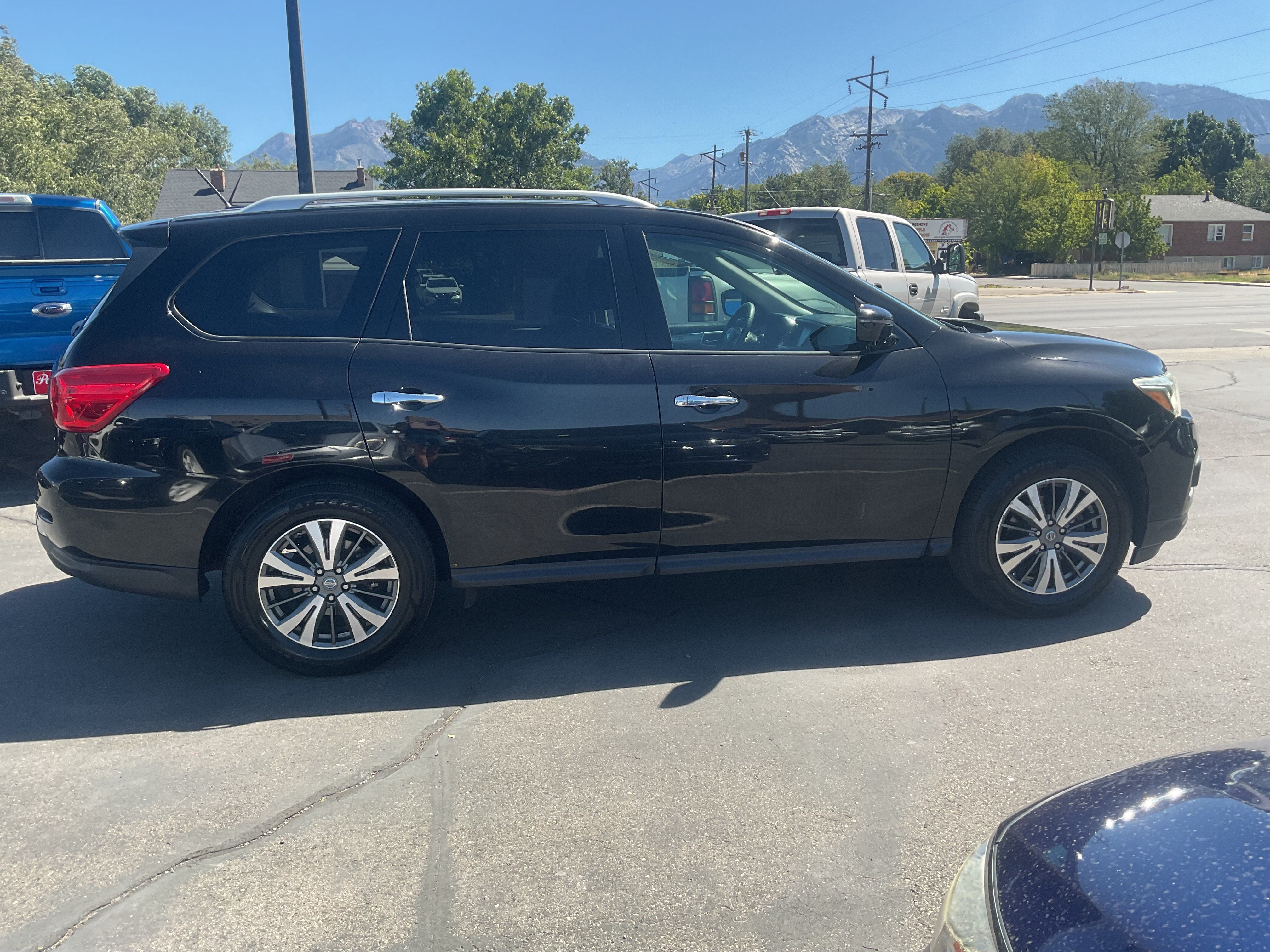 Used 2017 Nissan Pathfinder SL AWD/4WD image 5