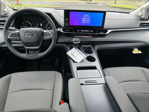 New 2026 Toyota Sienna XLE AWD/4WD image 21