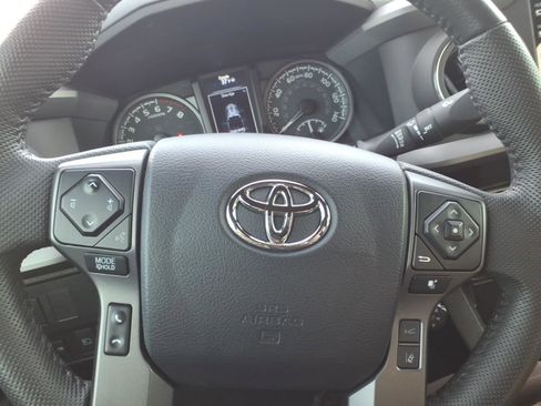 Used 2022 Toyota Tacoma TRD Off-Road image 17