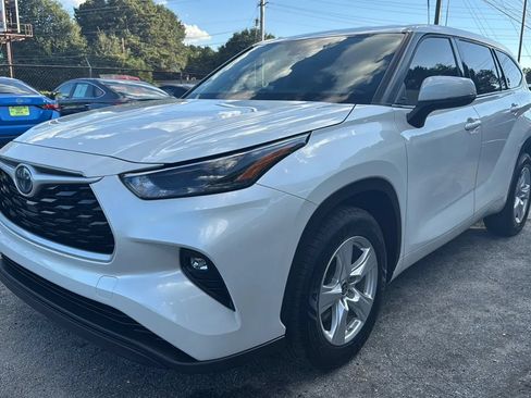 Used 2022 Toyota Highlander LE FWD image 7