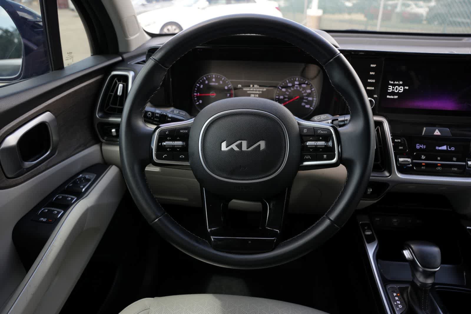 Used 2022 Kia Sorento EX w/ Panoramic Sunroof Package FWD image 9
