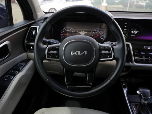 Used 2022 Kia Sorento EX w/ Panoramic Sunroof Package FWD image 9
