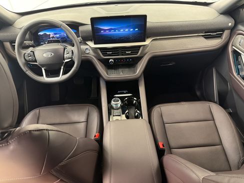 Certified 2025 Ford Explorer Platinum w/ Ultimate Package AWD/4WD image 15