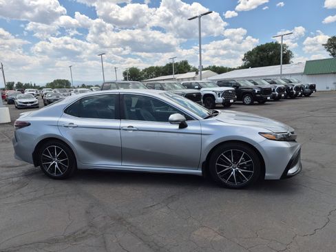 Used 2024 Toyota Camry SE FWD image 3