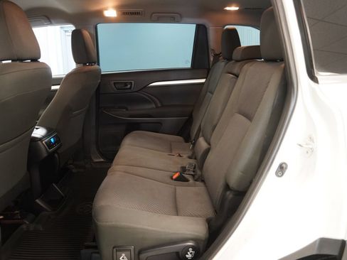 Used 2019 Toyota Highlander LE AWD/4WD image 26