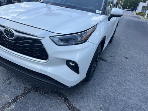 Used 2023 Toyota Highlander LE FWD image 5