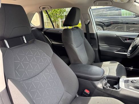 Used 2021 Toyota RAV4 XLE AWD/4WD image 32