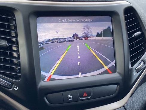 Used 2018 Jeep Cherokee Limited image 18