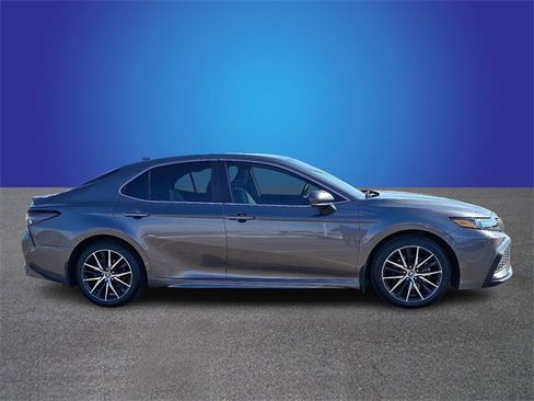 Used 2023 Toyota Camry SE image 4