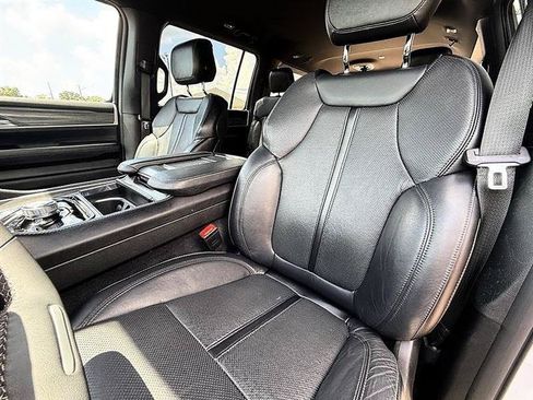 Used 2024 Jeep Wagoneer L Series II RWD image 24