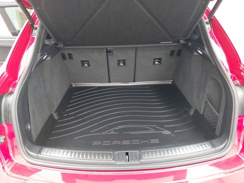 Certified 2024 Porsche Macan image 14