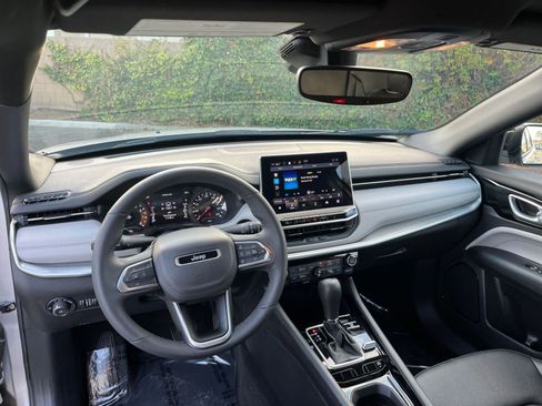 Used 2025 Jeep Compass Limited image 33