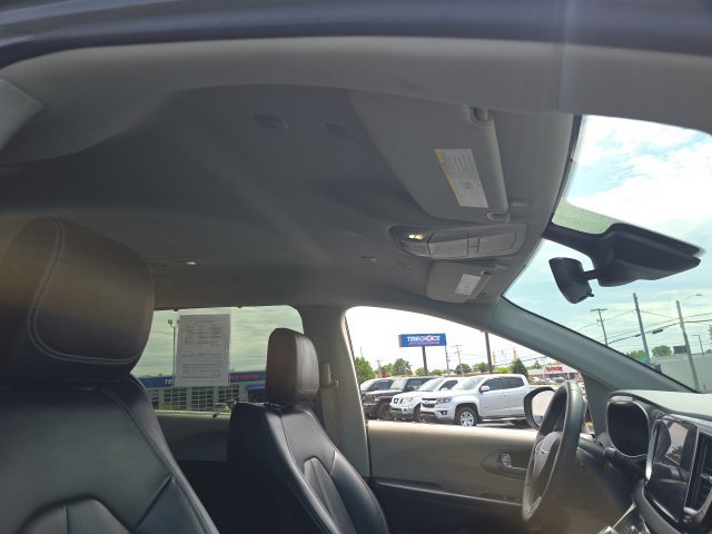 Used 2023 Chrysler Pacifica Touring-L FWD image 39