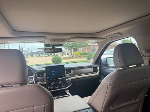 Used 2023 Ford Expedition Limited AWD/4WD image 17