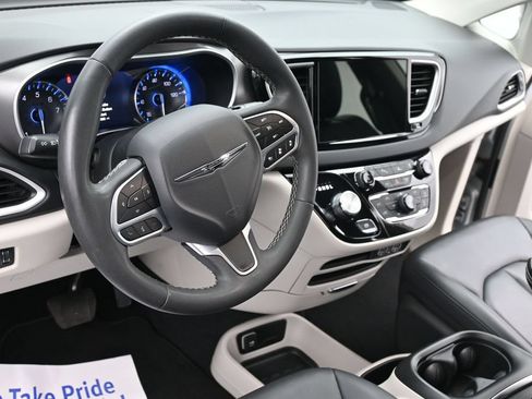 Used 2024 Chrysler Pacifica Touring-L FWD image 15