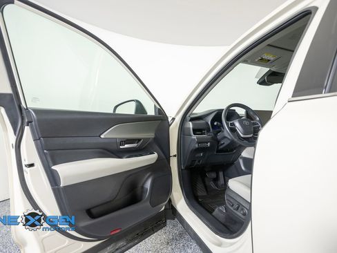 Used 2024 Toyota Grand Highlander AWD image 9