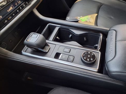 Used 2023 Nissan Pathfinder SL image 14