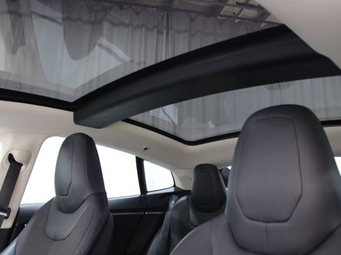 Used 2015 Tesla Model S 70 image 22