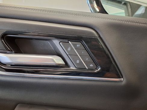 Used 2025 GMC Yukon XL Denali AWD/4WD image 25