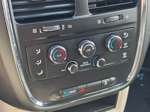 Used 2016 Dodge Grand Caravan SE FWD image 9
