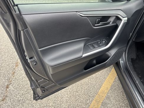 Used 2022 Toyota RAV4 LE image 10