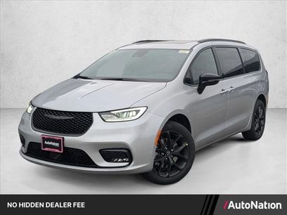 New 2026 Chrysler Pacifica Limited w/ S Appearance Package