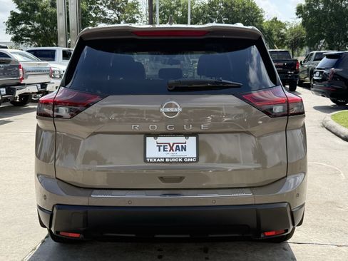 Used 2025 Nissan Rogue SV w/ SV Premium Package image 6