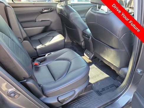 Used 2024 Toyota Highlander XLE FWD image 19