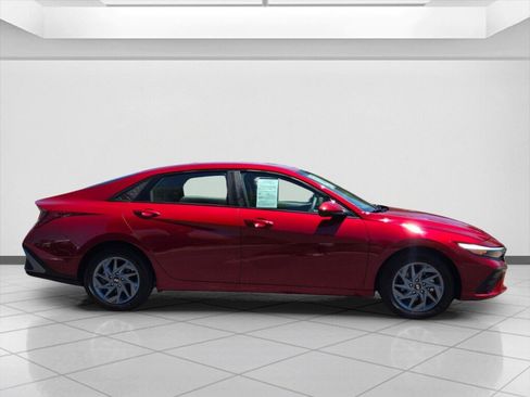 Used 2024 Hyundai Elantra SEL FWD image 4