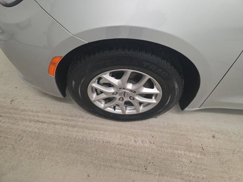 Used 2024 Chrysler Pacifica Touring-L image 2