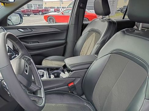 Used 2023 Jeep Grand Cherokee L Laredo image 17