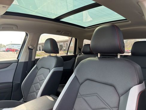 Used 2025 Volkswagen Atlas Peak Edition SE image 9
