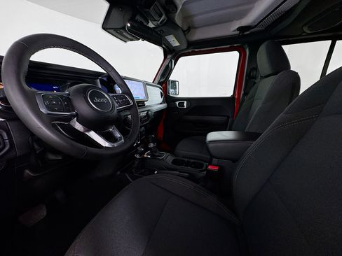 Used 2025 Jeep Wrangler Sahara image 21