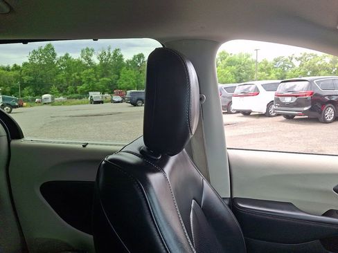 Used 2023 Chrysler Pacifica Touring-L FWD image 14