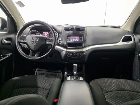 Used 2019 Dodge Journey SE image 2
