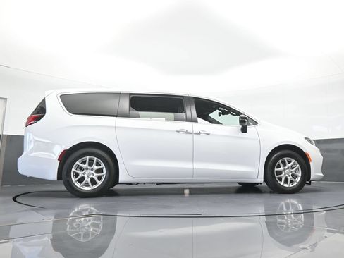 Used 2025 Chrysler Pacifica Select FWD image 56