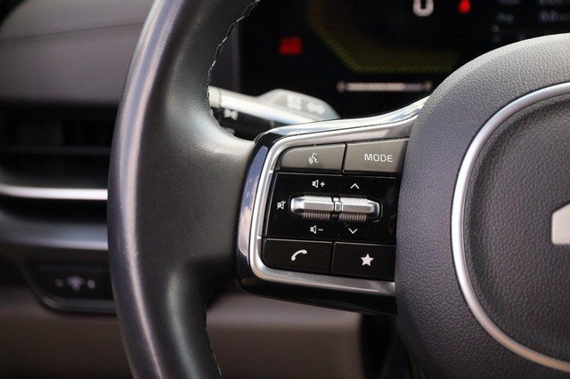Used 2025 Kia Carnival FWD image 12