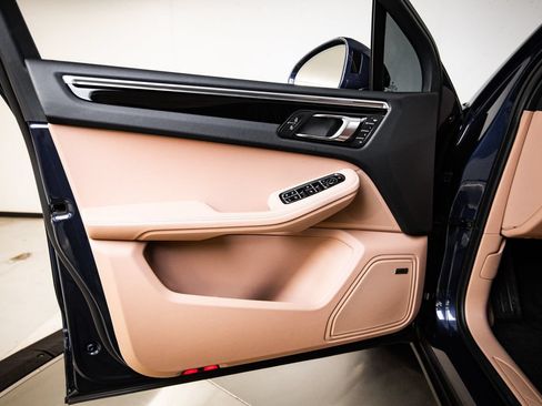 Certified 2024 Porsche Macan AWD/4WD image 23