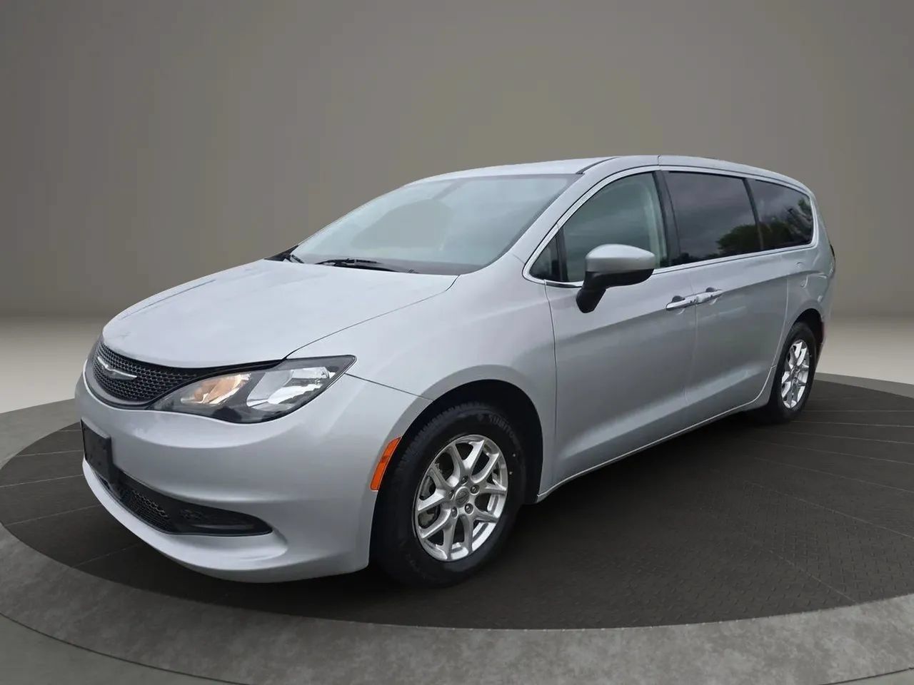 Used 2022 Chrysler Voyager LX FWD image 1