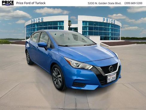 Used 2022 Nissan Versa SV image 3