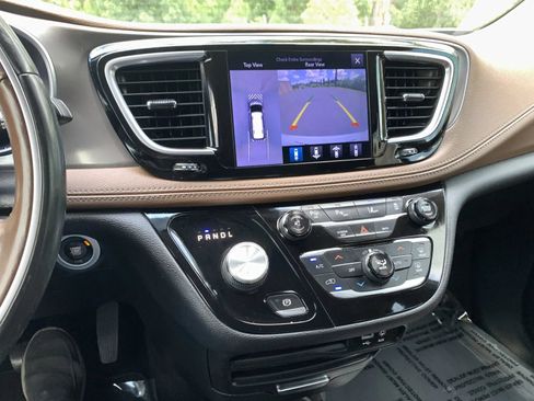 Used 2017 Chrysler Pacifica Limited w/ Advanced Safetytec Group FWD image 25