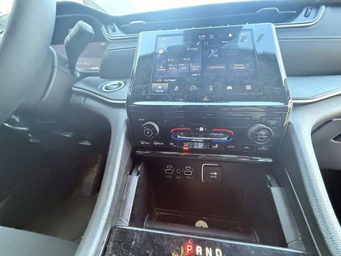 Used 2023 Jeep Grand Cherokee L Laredo image 12