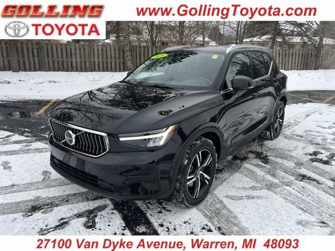 Used 2025 Volvo XC40 B5 Core image 1