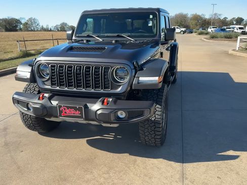 Used 2025 Jeep Gladiator Mojave w/ Convenience Group image 3