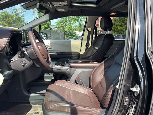 Used 2021 Toyota Sienna Platinum AWD/4WD image 9