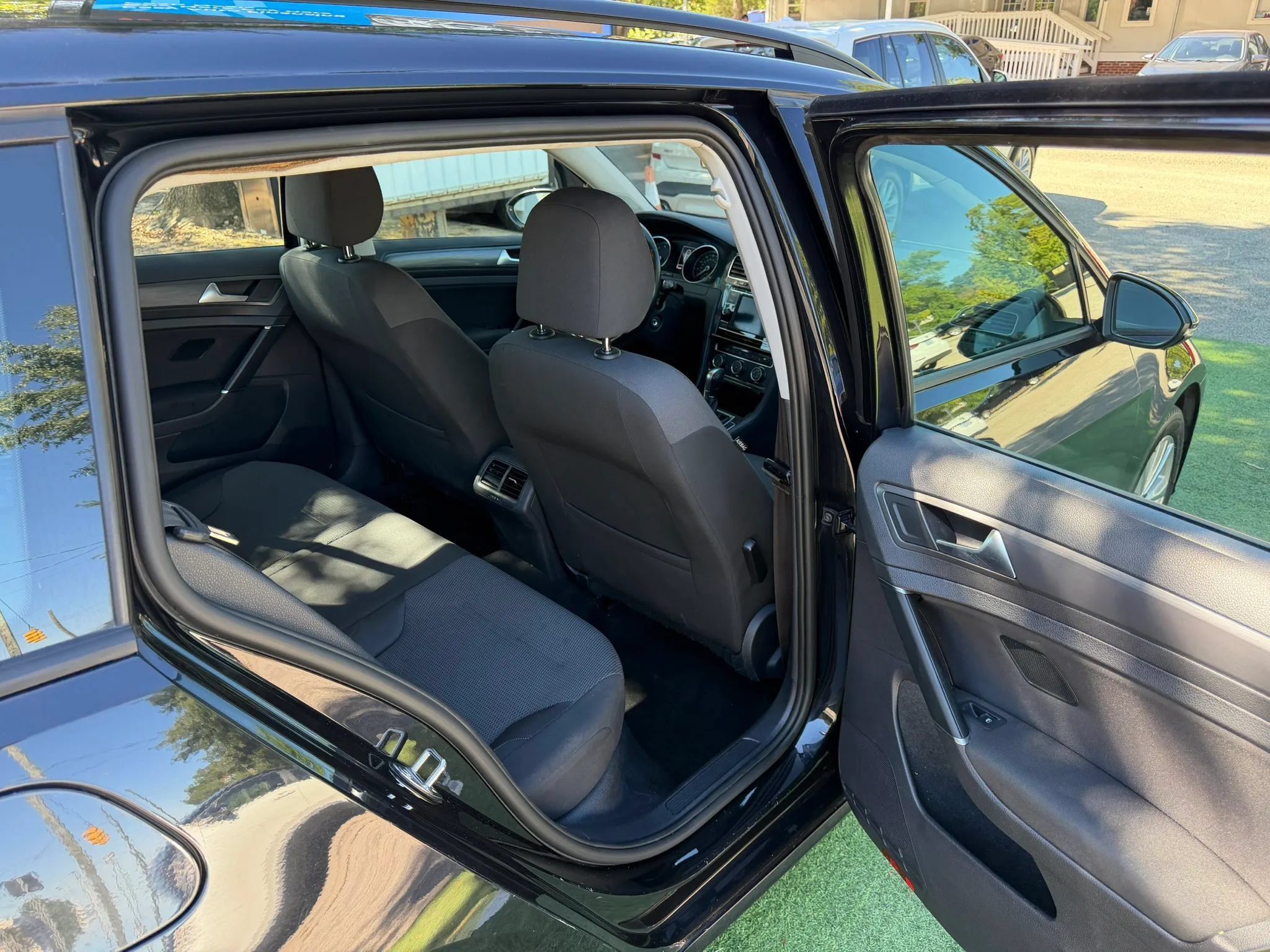 Used 2019 Volkswagen Golf S AWD/4WD image 17