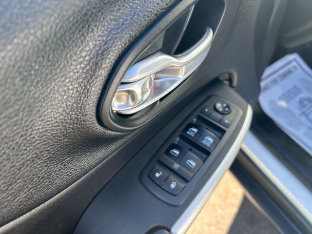 Used 2018 Jeep Cherokee Trailhawk w/ Comfort & Convenience Group AWD/4WD image 12