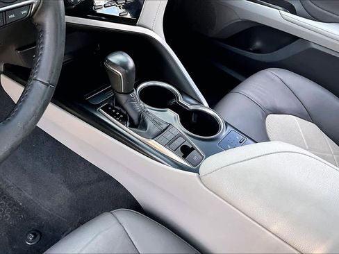 Used 2018 Toyota Camry XLE image 15