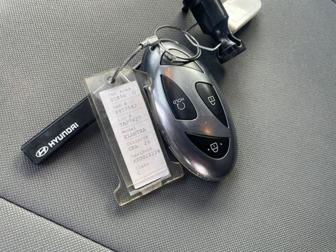 Used 2025 Hyundai Elantra SEL image 21