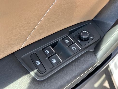 Used 2023 Volkswagen Tiguan SE R-Line image 15